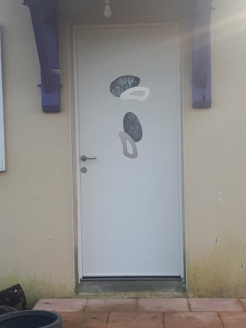 Remplacement et pose d'une porte d'entrée en bois par une porte en aluminium près de Saint-Maixent-l'École