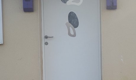 Remplacement et pose d'une porte d'entrée en bois par une porte en aluminium près de Saint-Maixent-l'École